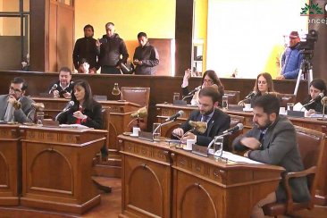 Atrás de los ediles, se puede ver el grupo de personas que interrumpió la sesión Atrás de los ediles, se puede ver el grupo de personas que interrumpió la sesión