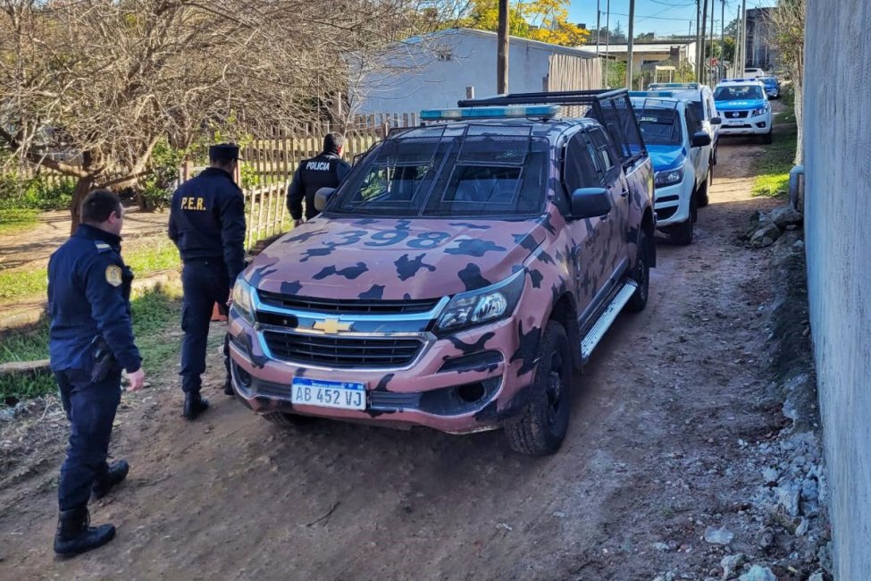 Allanaron buscando armas y encontraron más de 16 kilos de marihuana