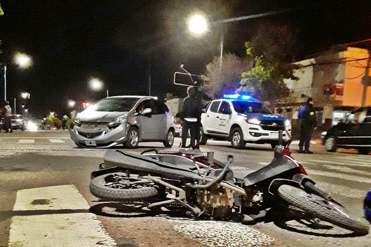 Fuerte impacto entre una moto y un auto en una esquina muy transitada ...