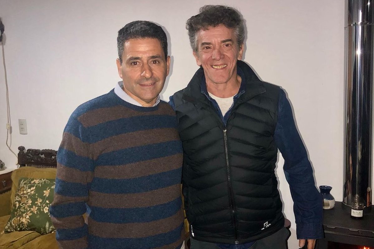 Guilermo Marcone (dirigente del MID) recibiendo a Maximiliano Guerra