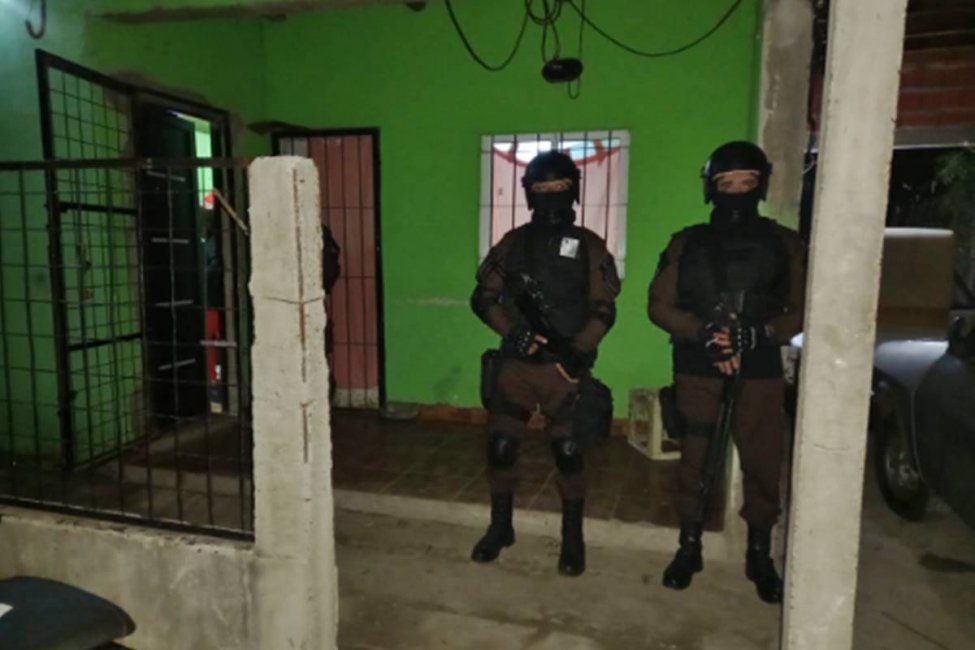 Detuvieron a una mujer, secuestraron cocaína y dinero en los allanamientos en el barrio Villa Busti