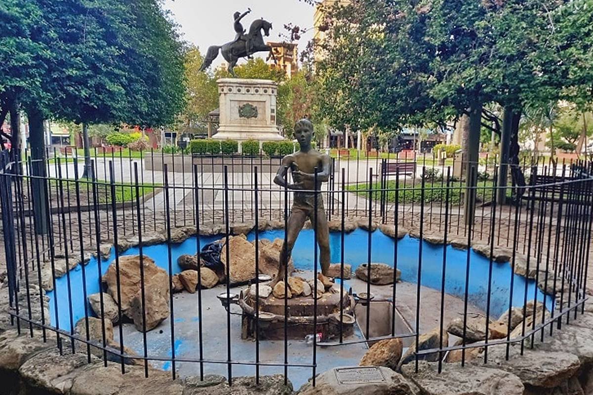 La estatua cuando estaba exhibda en la plaza 25 de Mayo