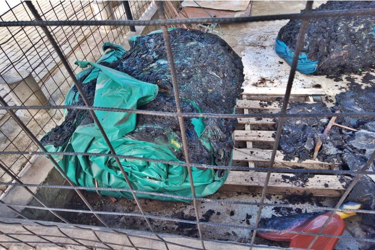 El dueño de una calesita denunció que le robaron un carrito y le prendieron fuego los inflables