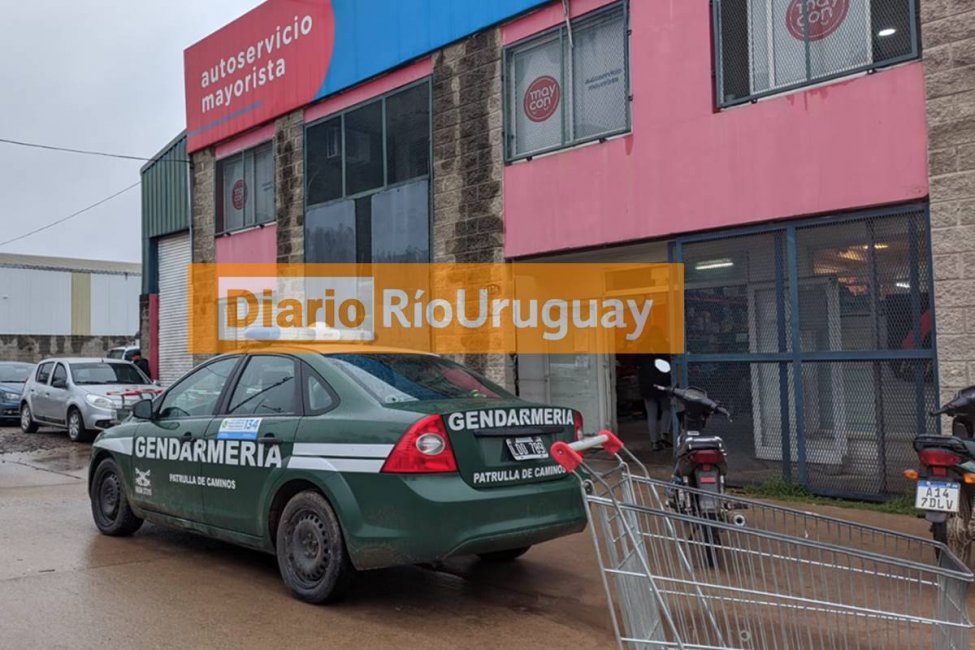 Operativos de Gendarmería en sucursales de Colón y Concordia de una cadena de supermercados