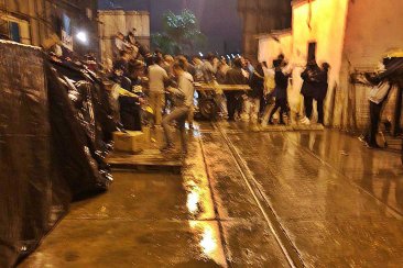 La lluvia complicó todo en uno de los galpones de ECU. La lluvia complicó todo en uno de los galpones de ECU.