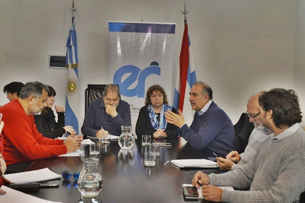 El gobierno especificó que el aumento a estatales y docentes llegará a casi el 60% y mantendrá abiertas las paritarias