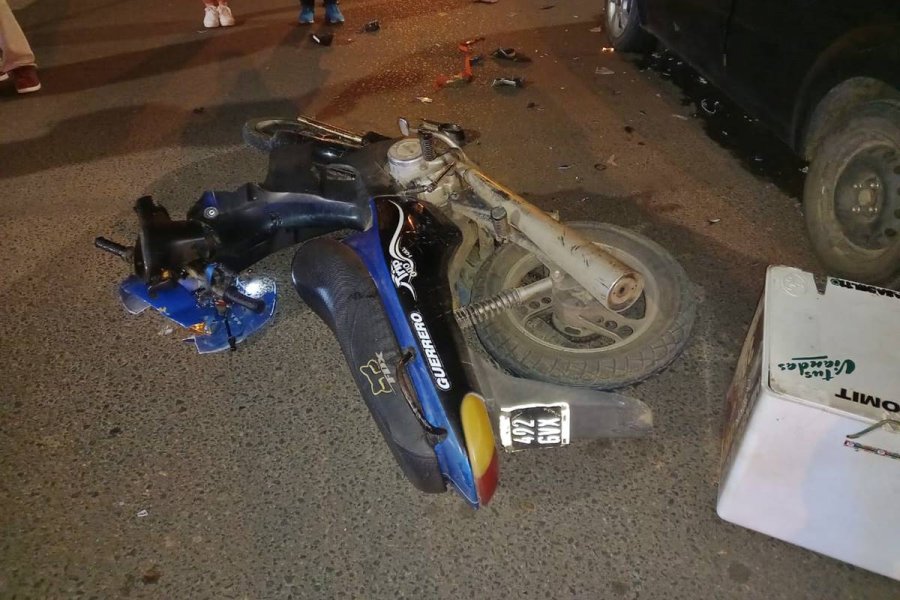 Fuerte impacto entre una moto y un auto en la avenida San Lorenzo ...