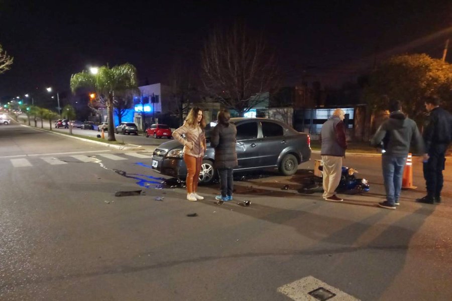 Fuerte impacto entre una moto y un auto en la avenida San Lorenzo ...