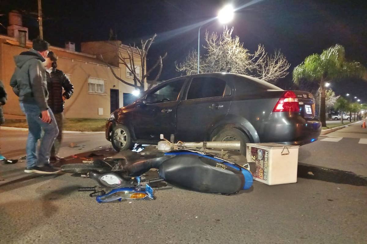 Fuerte impacto entre una moto y un auto en la avenida San Lorenzo ...