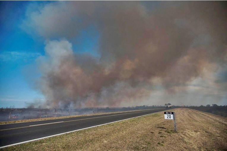 Bordet pidi&oacute; la colaboraci&oacute;n del Ej&eacute;rcito y la Fuerza A&eacute;rea para combatir incendios
