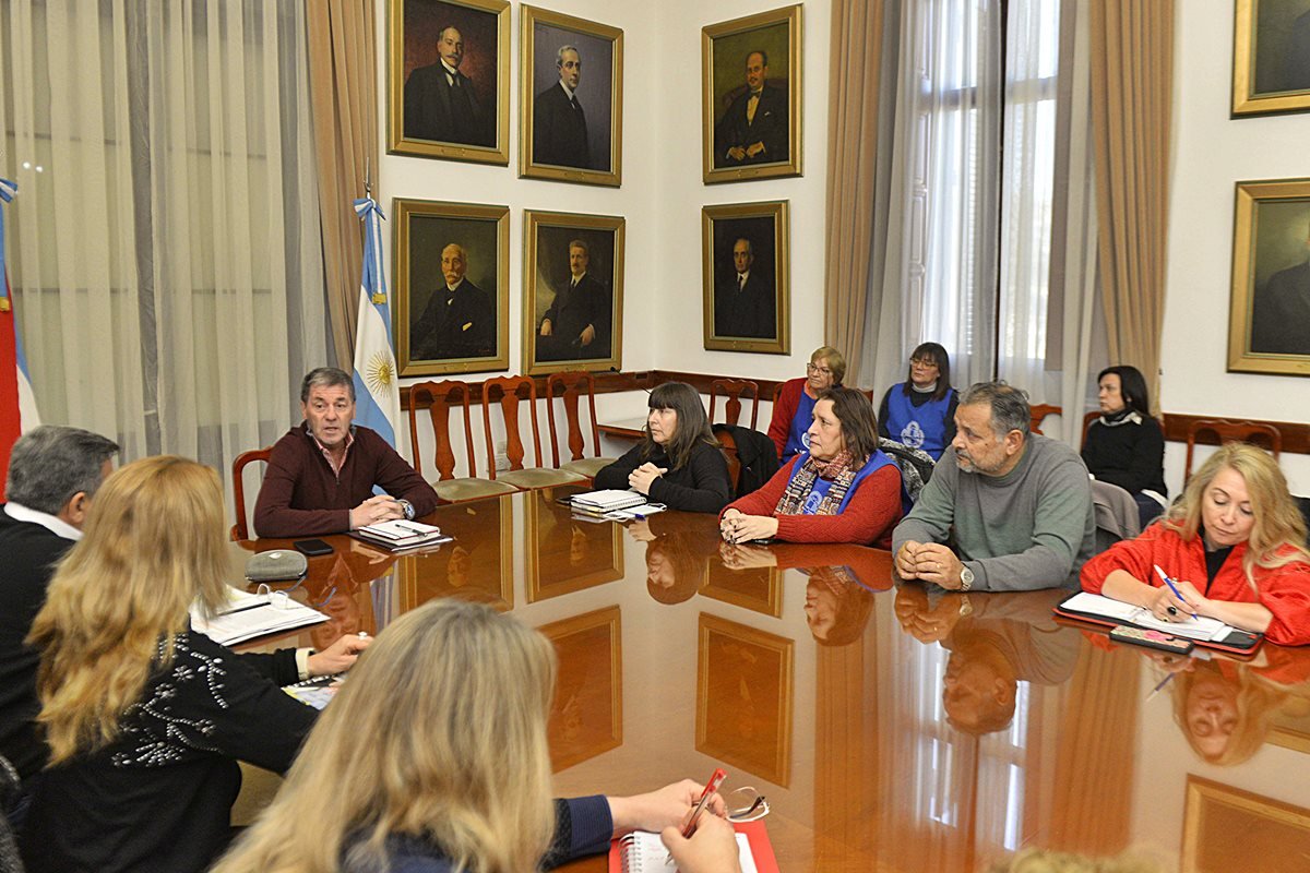 La provincia adelantará otro 10 por ciento de aumento a estatales y ...