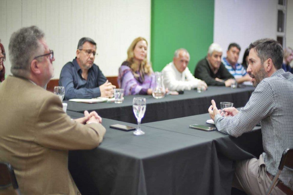 El titular del CGE afirmó que se busca "llegar a un acuerdo" salarial tras reunirse con los gremios docentes