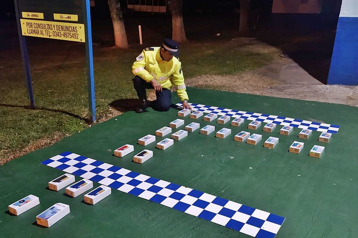Llevaba 30 celulares sin documentaci&oacute;n, en la parte trasera de la camioneta.
