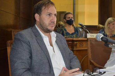 El edil habló del tema contratados en el municipio. El edil habló del tema contratados en el municipio.