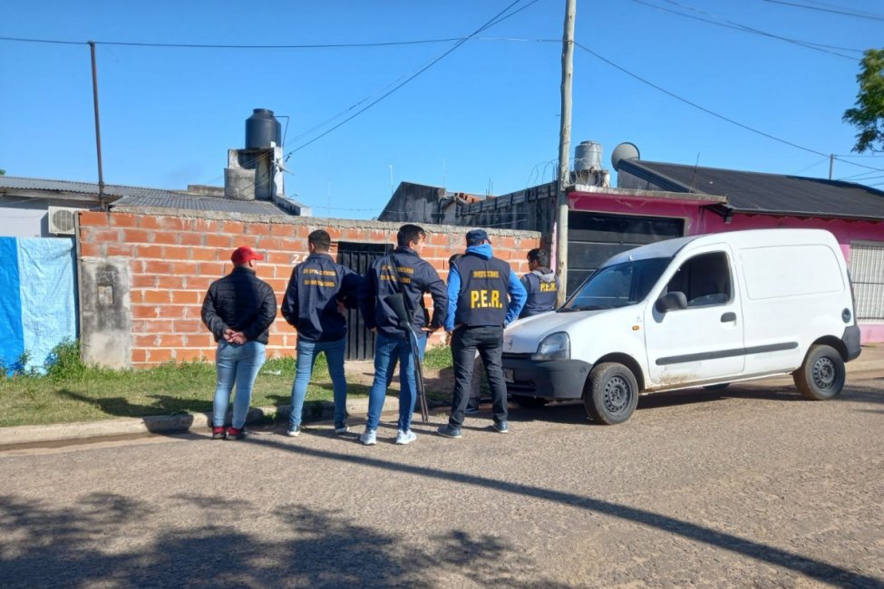 La Policía realizó allanamientos relacionados con el hallazgo del cuerpo incinerado