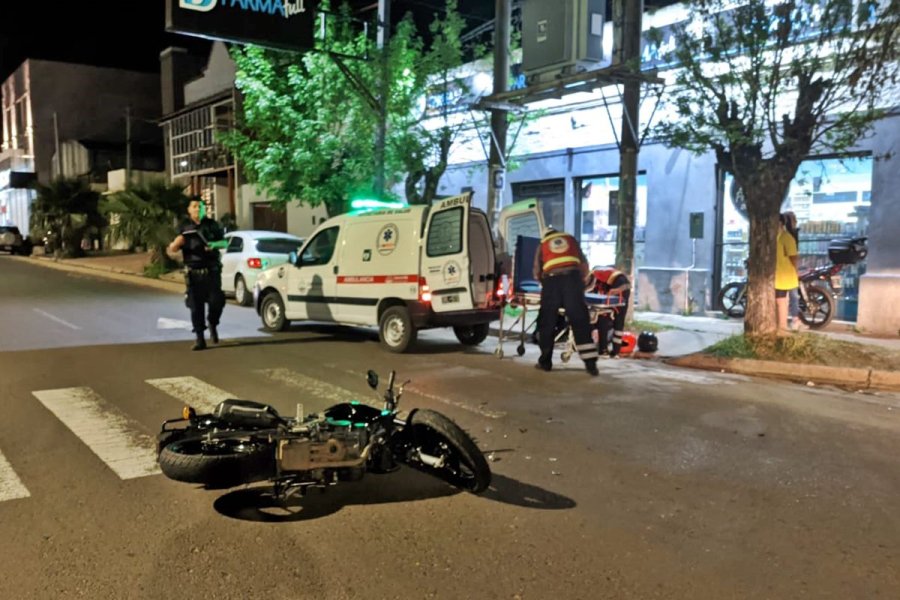 Fuerte impacto entre una moto y un auto que dobló en U en plena avenida ...