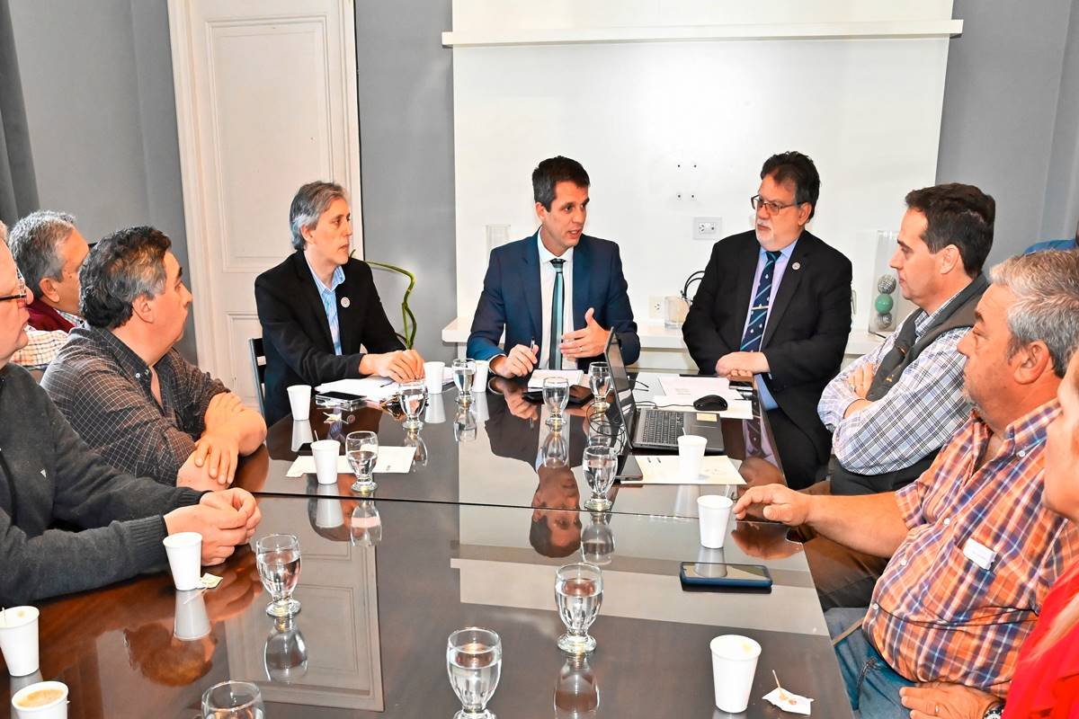 Cresto se reuni&oacute; con el sector, buscando destrabar el conflicto.