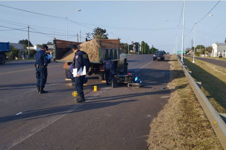 Un motociclista falleci&oacute; tras chocar un cami&oacute;n que estaba parado sobre una avenida