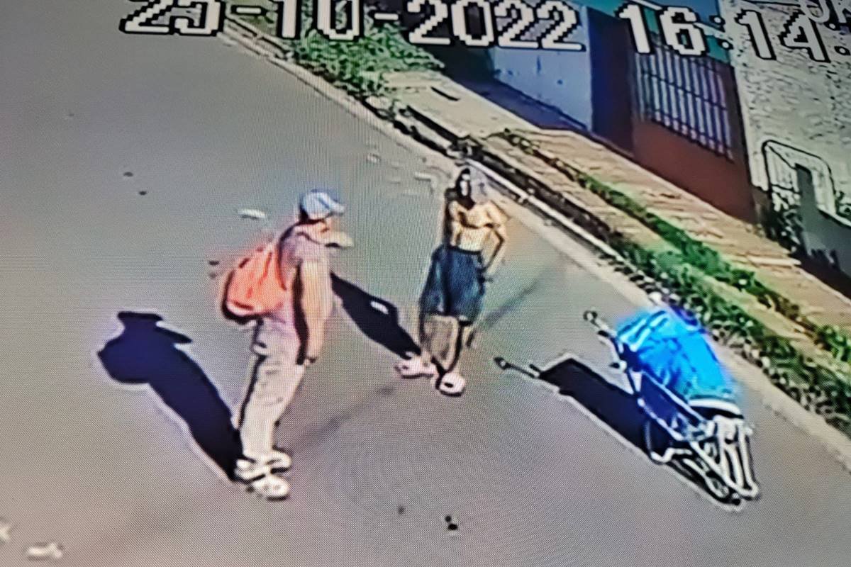 El momento en el que el delincuente sale con los elementos robados