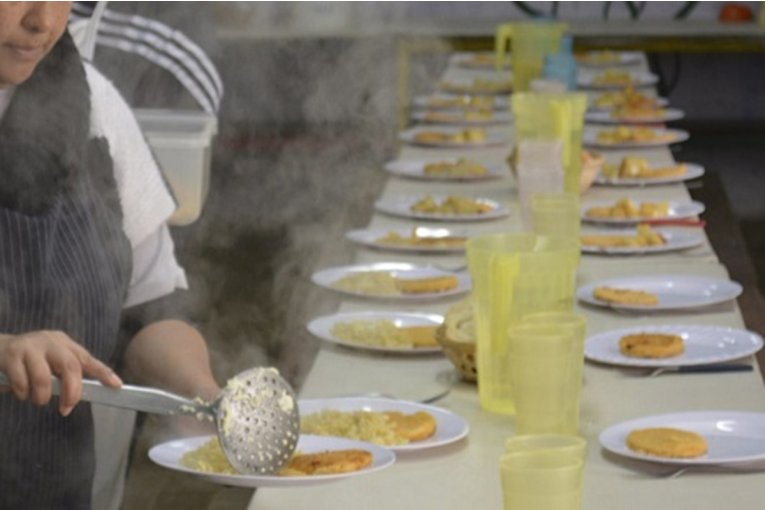Impulsan un amparo colectivo contra la centralizaci&oacute;n de la compra de alimentos para comedores escolares