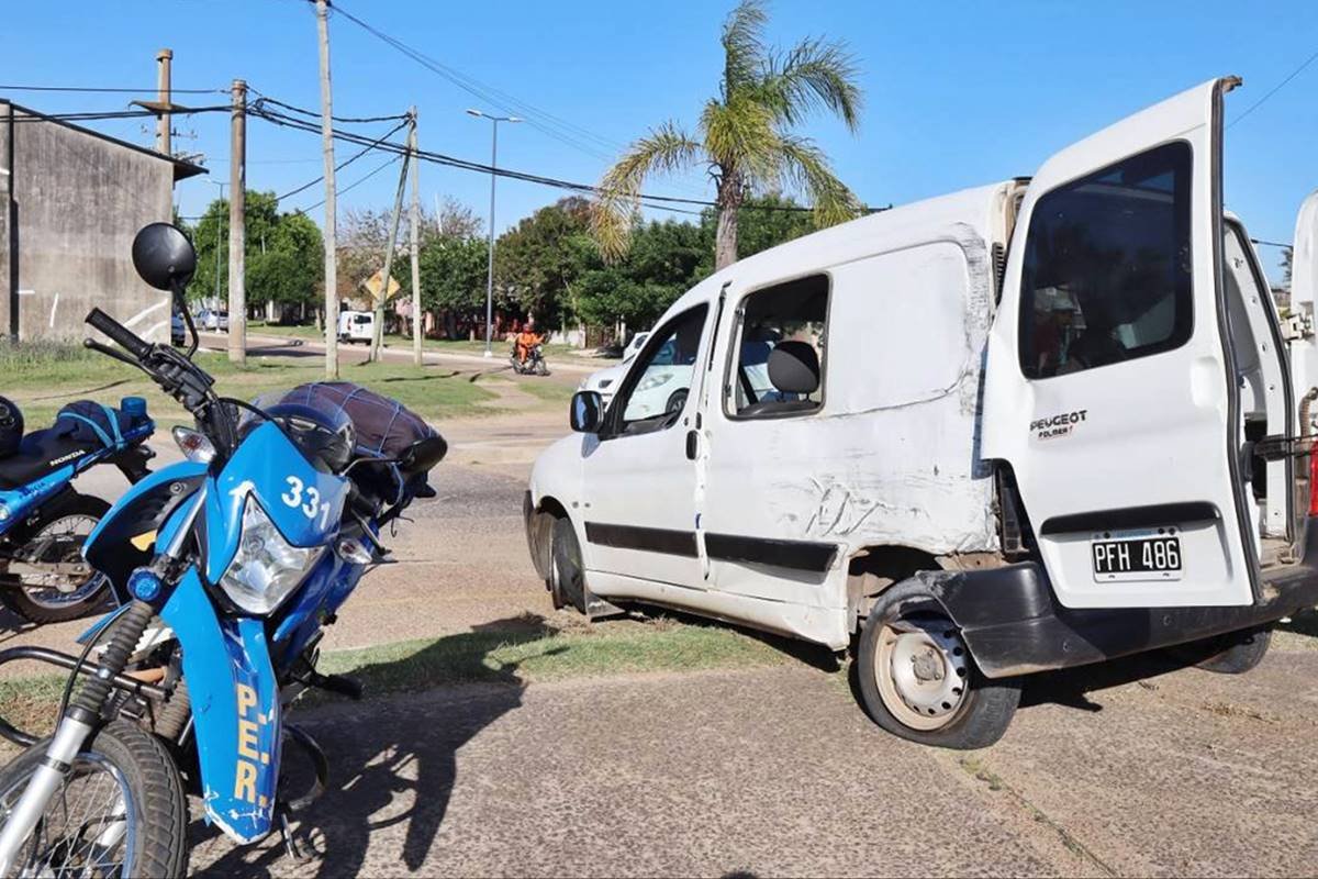 La  camioneta fue abandona por las personas que viajaban en ella