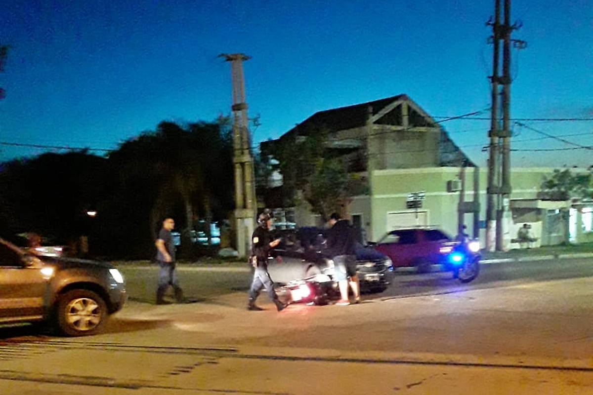 Fuerte impacto entre una moto y un auto en una esquina muy transitada ...