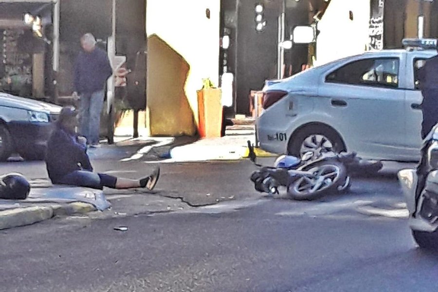 Un auto y una moto chocaron en una esquina del micro centro de ...