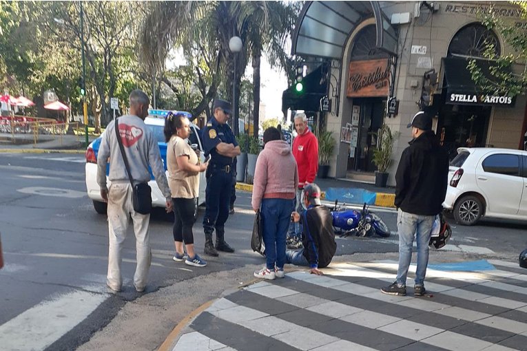 Un auto y una moto chocaron en una esquina del micro centro de ...
