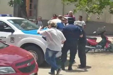El imputado debió irse custodiado por la policía. El imputado debió irse custodiado por la policía.