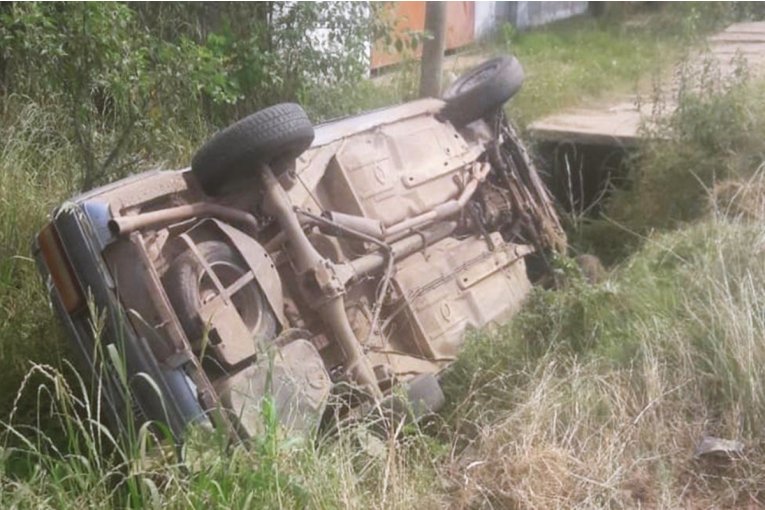 Perdi&oacute; el control de su autom&oacute;vil y termin&oacute; volcando en una cuneta