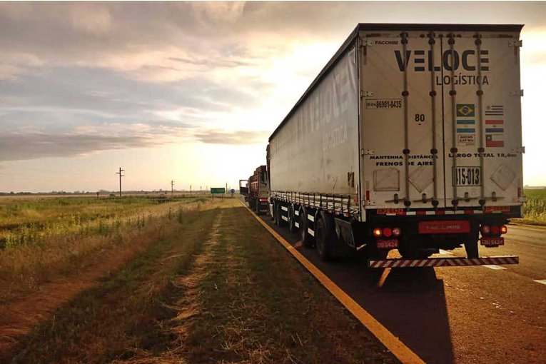 Un cami&oacute;n despist&oacute; sobre la autov&iacute;a 18 y fue necesario otro transporte pesado para sacarlo de la banquina