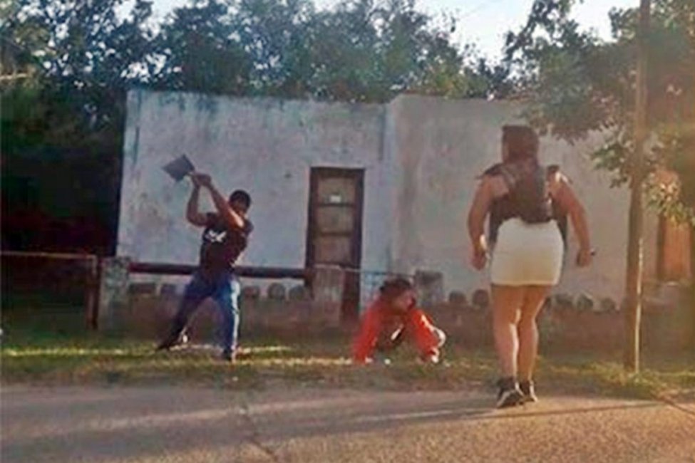 Fue linchado por los vecinos tras golpear a su ex pareja con una pala