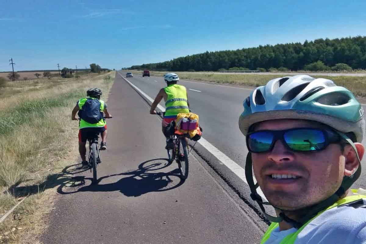 Pedalearon con 46 grados en plena ruta para llegar a Luján. Pedalearon con 46 grados en plena ruta para llegar a Luján.