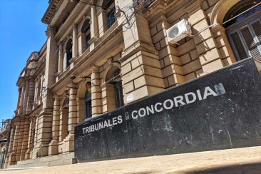 El juicio había dado comienzo en el mes de abril. El juicio había dado comienzo en el mes de abril.