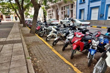 Las motos ya no podrán estacionar frente a la Jefatura de Policía Las motos ya no podrán estacionar frente a la Jefatura de Policía