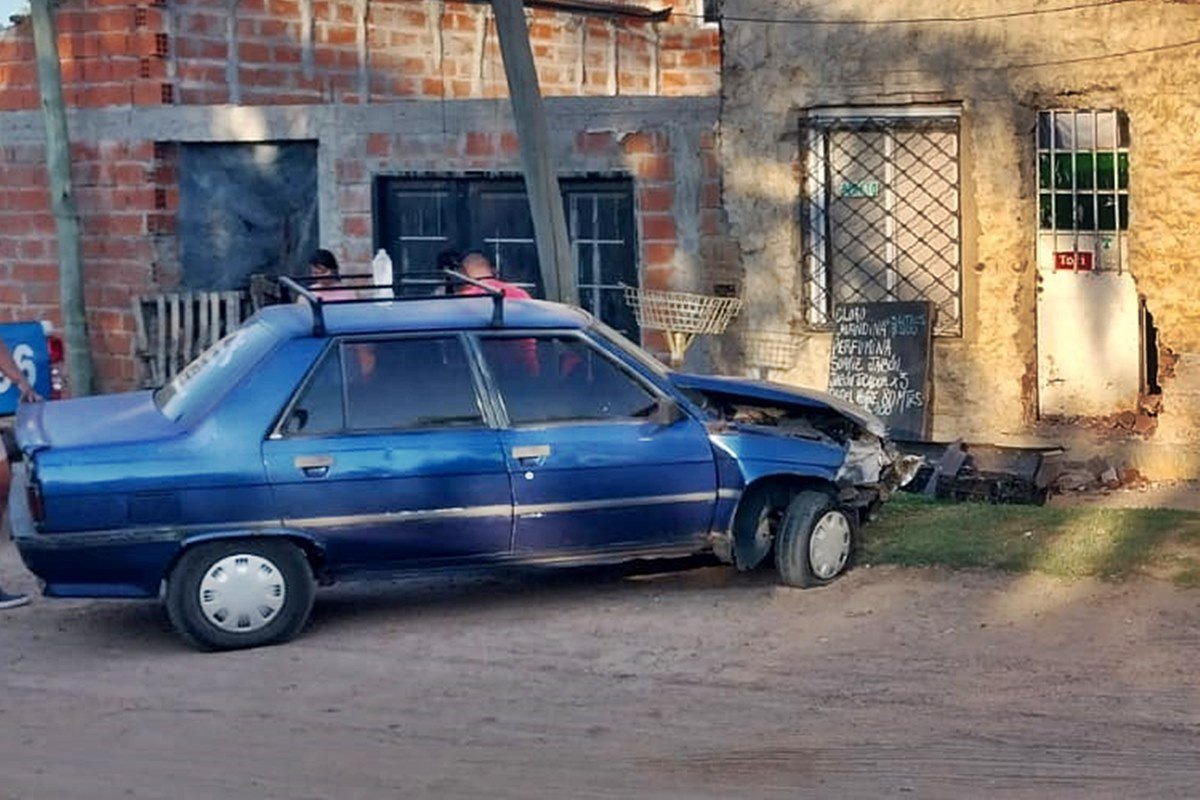Un conductor perdió el control de su auto y chocó contra el frente de ...