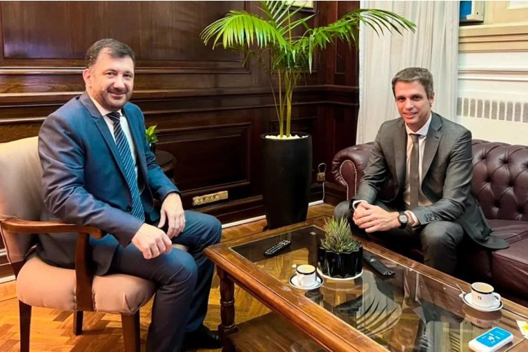 Cresto felicit&oacute; a Kueider tras su alejamiento del bloque oficialista en el senado de la Naci&oacute;n
