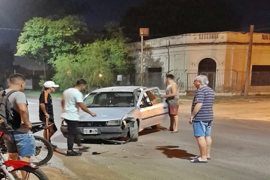 Fuerte impacto entre un auto y una moto en una esquina muy transitada ...