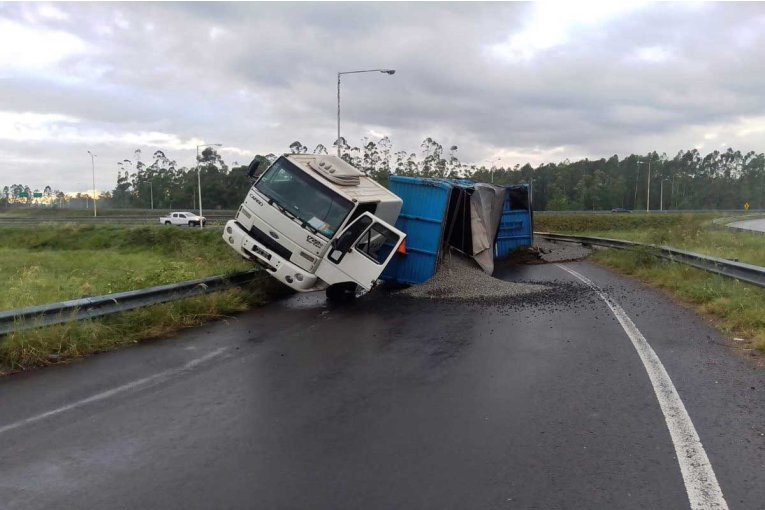 AUTOV&Iacute;A 14: Cami&oacute;n despist&oacute; en el acceso a una localidad del Departamento Concordia