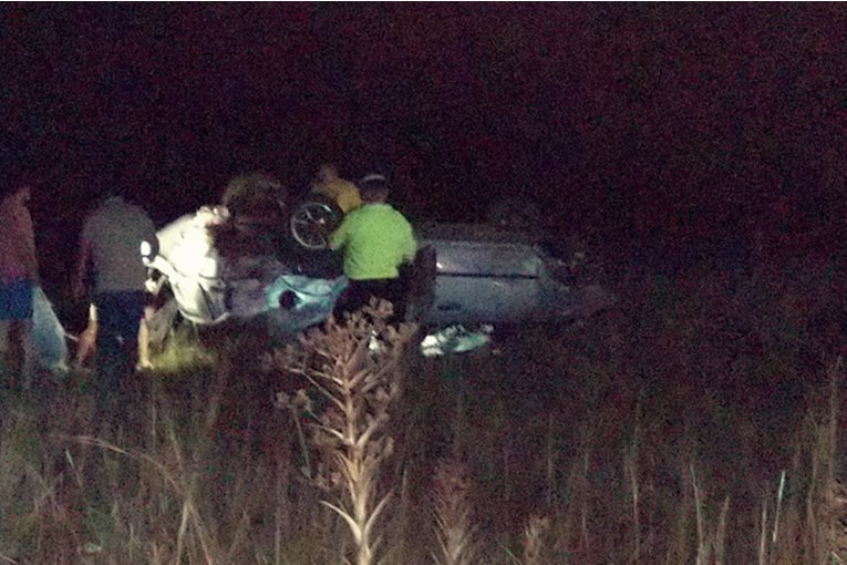 Un autom&oacute;vil perdi&oacute; el control y tras dar varios giros termin&oacute; volcando en la autov&iacute;a 14