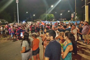 La manifestación incluyó el corte al tránsito y congregó a muchos vecinos. La manifestación incluyó el corte al tránsito y congregó a muchos vecinos.