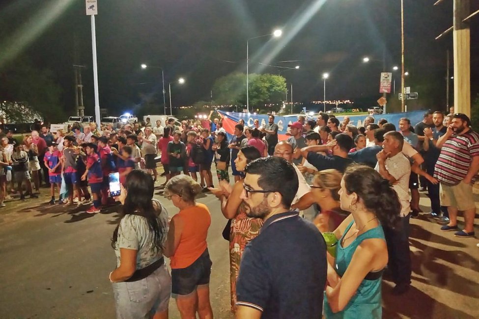 Vecinos de Villa Adela cortaron el tránsito y exigieron respuestas ante los hechos de inseguridad