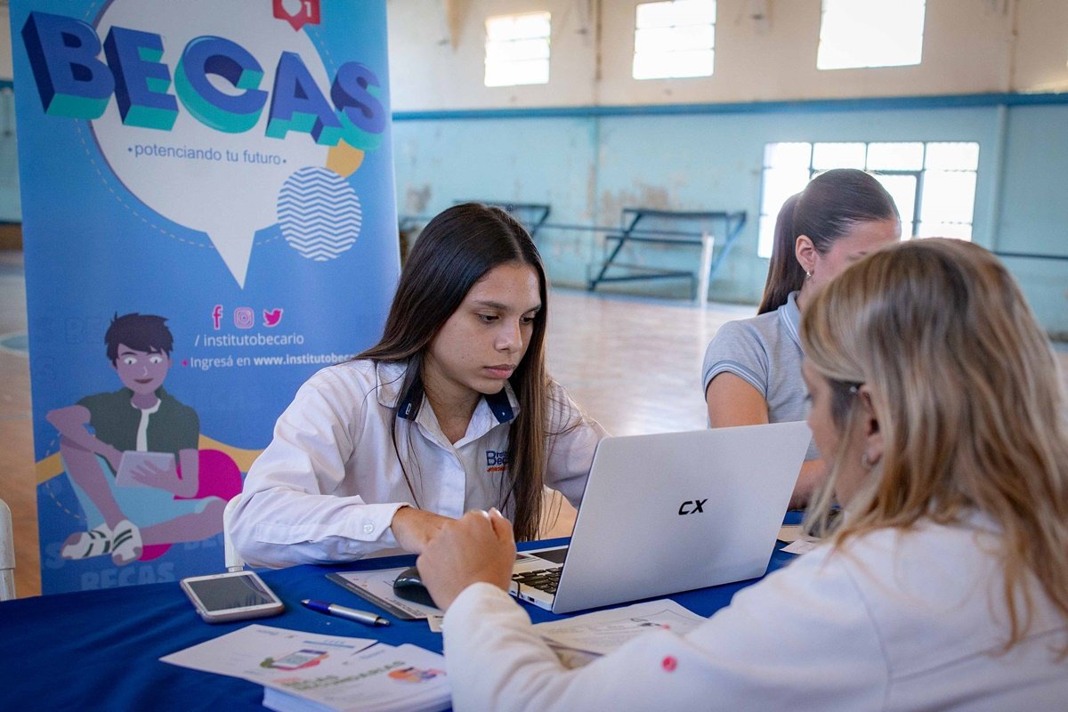 Las becas secundarias crecieron un 257 por ciento y las universitarias un 286.