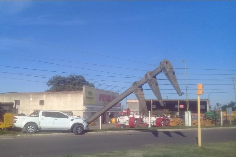 Una camioneta choc&oacute; contra un poste de alta tensi&oacute;n y dej&oacute; sin luz a una parte de una localidad de la regi&oacute;n