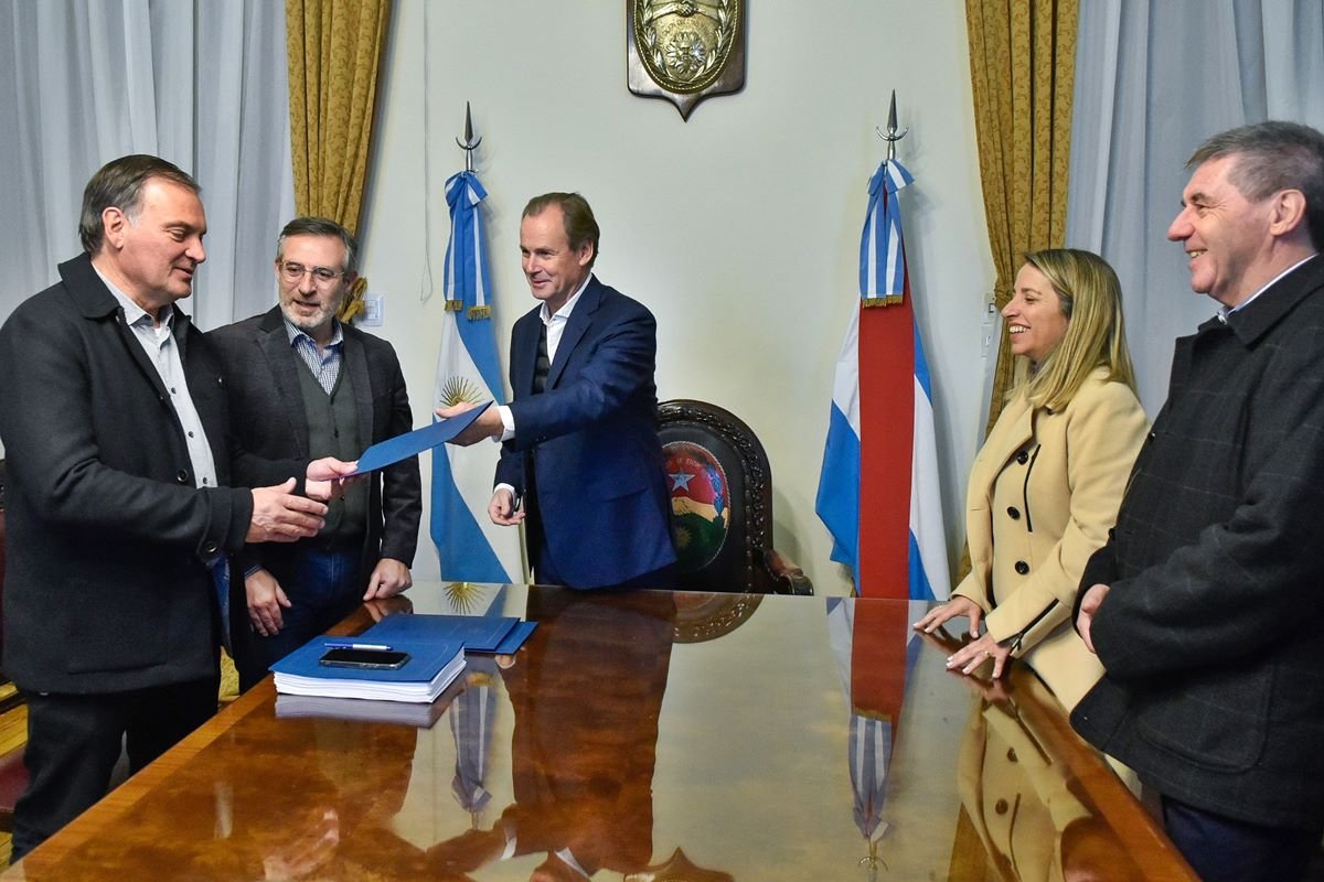 Las autoridades de San Salvador junto al gobernador en Casa de Gobierno