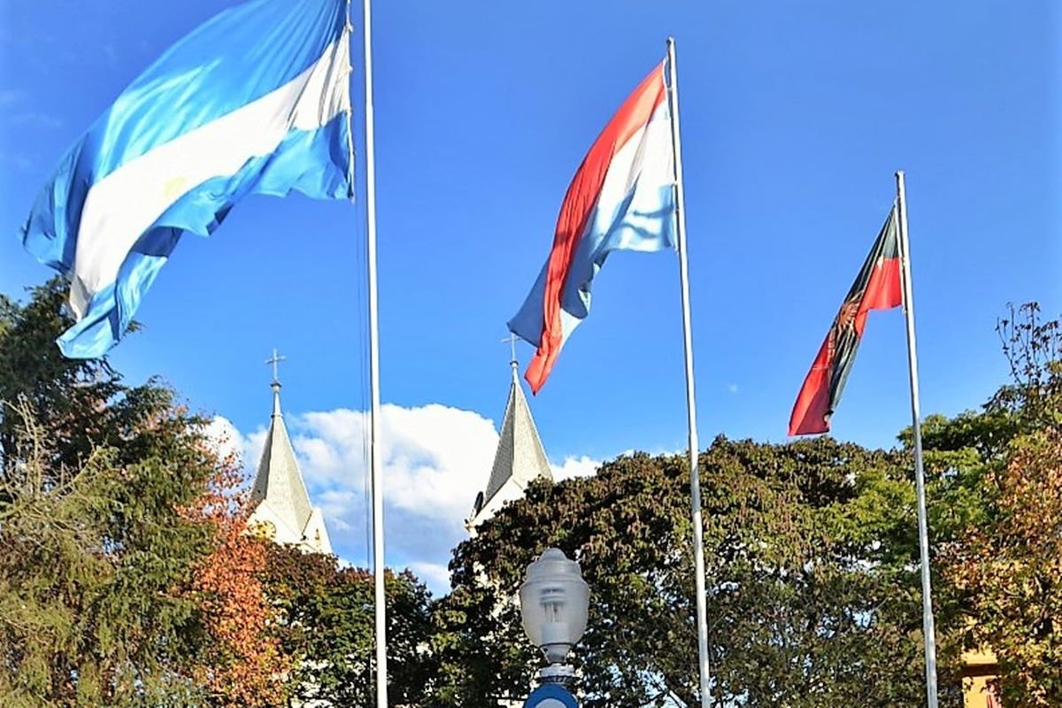 La bandera entrerriana secundada por la nacional y la de Concordia