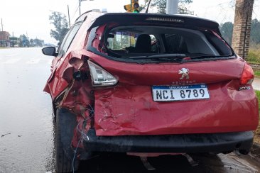 El vehículo quedó con gran parte de su carrocería destrozada El vehículo quedó con gran parte de su carrocería destrozada