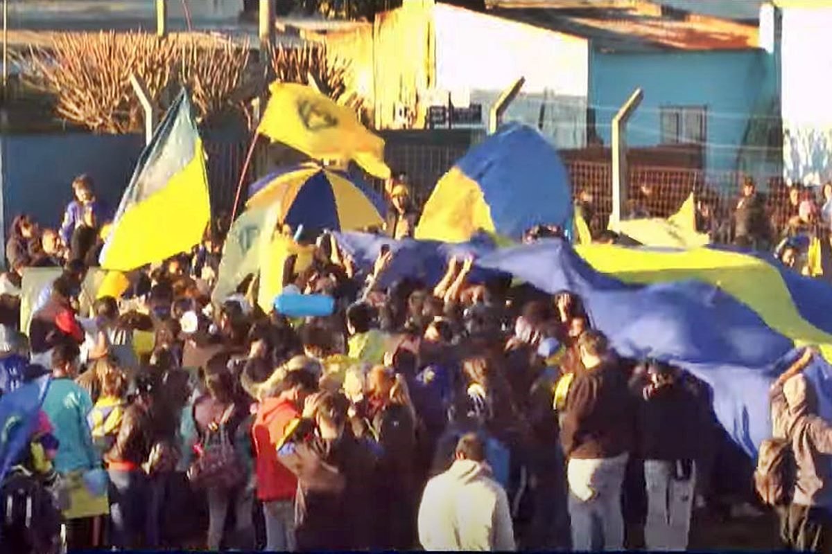 La hinchada y equipo festejando en la cancha de La Criolla