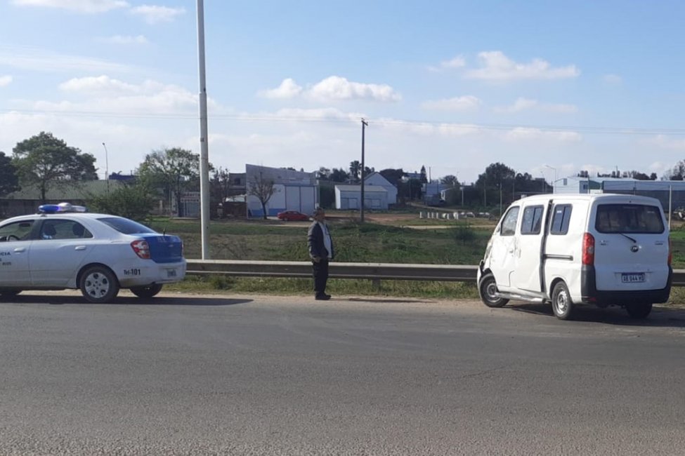 Un vehículo protagonizó un vuelco en una rotonda de la autovía 14
