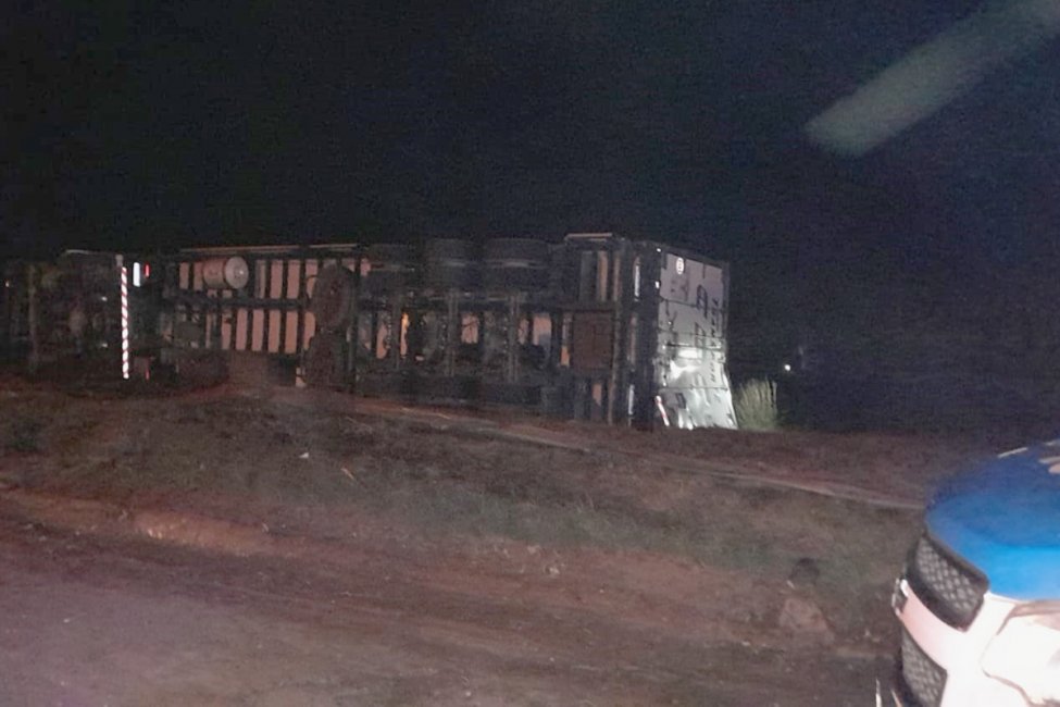 Un camión perdió el control y terminó volcando en la autovía 14